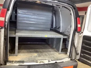2013 Chevrolet Express Cargo z VIN 1GCWGFCA5D1151672, wystawiony jako IAAI lot #42428624 z przebiegiem 261 179 mil mil oraz . Historia ofert i sprzedaży dostępna na DreamBid. Obrazek 1.