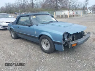 1985 Ford Mustang z VIN 1FABP27M5FF176417, wystawiony jako IAAI lot #41937276 z przebiegiem 83 359 mil mil oraz . Historia ofert i sprzedaży dostępna na DreamBid. Obrazek 1.
