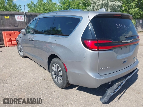2021 Chrysler Pacifica Hybrid Touring L with VIN 2C4RC1L76MR594571, listed as a IAAI auction lot 40255745 with 58,163 mi miles and . Bid and sale history available at DreamBid. Image 3.