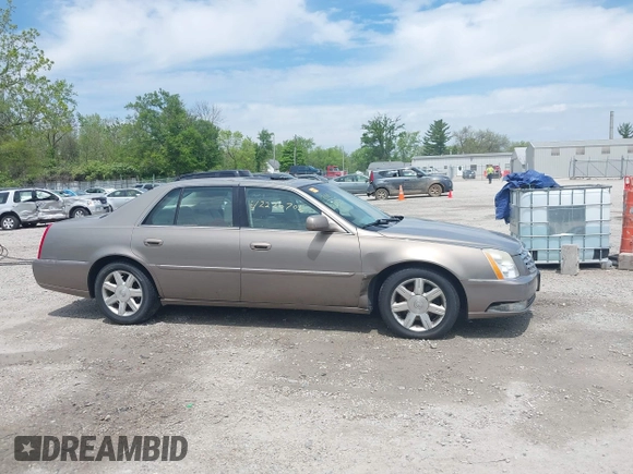 2006 Cadillac DTS 1SD z VIN 1G6KD57Y06U197794, wystawiony jako IAAI lot #42226706 z przebiegiem 135 748 mil mil oraz . Historia ofert i sprzedaży dostępna na DreamBid. Obrazek 13.