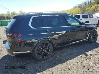 2024 BMW X7 xDrive40i z VIN 5UX23EM09R9T85217, wystawiony jako Copart lot #55027125 z przebiegiem 30 337 mil mil oraz Szkody całkowita. Historia ofert i sprzedaży dostępna na DreamBid. Obrazek 3.