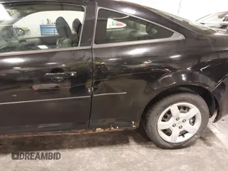 2009 Pontiac G5 z VIN 1G2AS18H797196493, wystawiony jako IAAI lot #42193218 z przebiegiem 208 461 mil mil oraz . Historia ofert i sprzedaży dostępna na DreamBid. Obrazek 19.