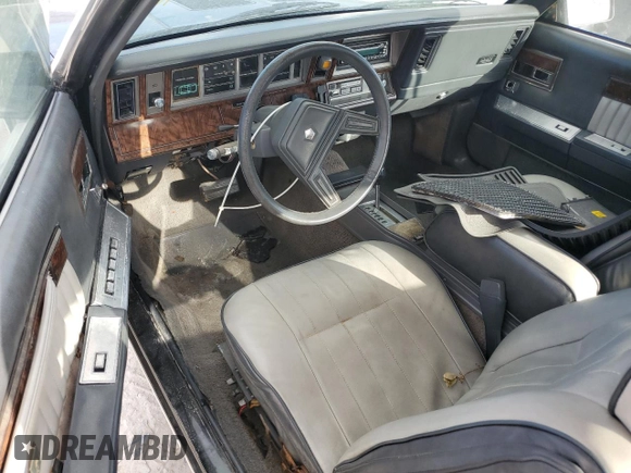 1985 Chrysler LeBaron Mark Cross z VIN 1C3BC55E0FG160918, wystawiony jako Copart lot #76659284 z przebiegiem Nie podano mil oraz Szkody całkowita. Historia ofert i sprzedaży dostępna na DreamBid. Obrazek 8.