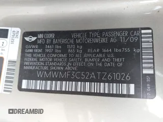 2010 MINI Hardtop z VIN WMWMF3C52ATZ61026, wystawiony jako IAAI lot #42117874 z przebiegiem 121 080 mil mil oraz . Historia ofert i sprzedaży dostępna na DreamBid. Obrazek 9.