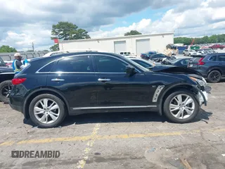 2015 Infiniti QX70 z VIN JN8CS1MW9FM483358, wystawiony jako IAAI lot #42194570 z przebiegiem 86 168 mil mil oraz . Historia ofert i sprzedaży dostępna na DreamBid. Obrazek 13.