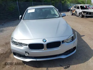 2018 BMW 3 Series 320i xDrive z VIN WBA8A3C5XJA494899, wystawiony jako IAAI lot #42092150 z przebiegiem 60 884 mil mil oraz . Historia ofert i sprzedaży dostępna na DreamBid. Obrazek 13.