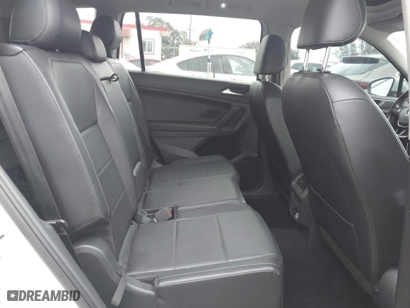 2018 Volkswagen Tiguan SEL with VIN 3VV3B7AX9JM090342, listed as a IAAI auction lot 41895823 with 98,400 mi miles. Bid and sale history available at carsss.com. Image 8.