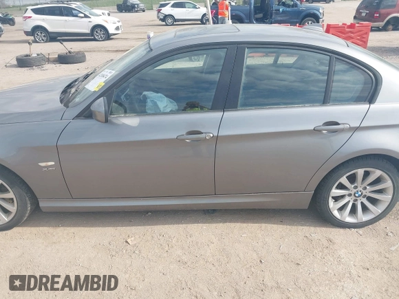 2011 BMW 3 Series 328i xDrive z VIN WBAPK5C52BF123454, wystawiony jako IAAI lot #42108474 z przebiegiem 111 165 mil mil oraz . Historia ofert i sprzedaży dostępna na DreamBid. Obrazek 14.