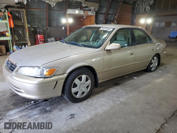 2001 Toyota Camry CE z VIN 4T1BG28K71U783281, wystawiony jako Copart lot #56876585 z przebiegiem 110 735 mil mil oraz Czysty tytuł • Clean title. Historia ofert i sprzedaży dostępna na DreamBid. Obrazek 1.