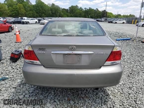 2005 Toyota Camry STD z VIN 4T1BE32K25U594905, wystawiony jako Copart lot #55049485 z przebiegiem 248 289 mil mil oraz Czysty tytuł • Clean title. Historia ofert i sprzedaży dostępna na DreamBid. Obrazek 6.