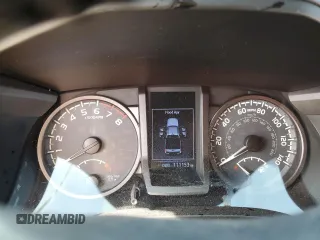 2018 Toyota Tacoma SR5 z VIN 5TFAZ5CN8JX055321, wystawiony jako Copart lot #60101445 z przebiegiem 111 153 mil mil oraz Szkoda całkowita • Salvage title. Historia ofert i sprzedaży dostępna na DreamBid. Obrazek 9.