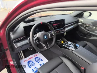 2024 BMW i5 M60 z VIN WBY43FK05RCR29359, wystawiony jako Copart lot #77178394 z przebiegiem 45 mil mil oraz Szkody całkowita. Historia ofert i sprzedaży dostępna na DreamBid. Obrazek 7.