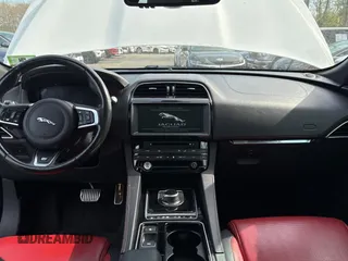 2018 Jaguar F-Pace z VIN SADCL2FN8JA259869, wystawiony jako Copart lot #54601565 z przebiegiem 89 138 mil mil oraz Czysty tytuł • Clean title. Historia ofert i sprzedaży dostępna na DreamBid. Obrazek 9.