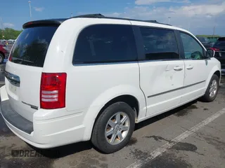 2010 Chrysler Town & Country Touring z VIN 2A4RR5D17AR189762, wystawiony jako IAAI lot #42188586 z przebiegiem 185 173 mil mil oraz . Historia ofert i sprzedaży dostępna na DreamBid. Obrazek 4.