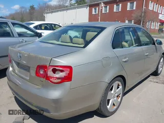 2005 Volkswagen Jetta Sedan 2.5L with VIN 3VWSG71KX5M608221, listed as a IAAI auction lot 42071492 with 83,903 mi miles. Bid and sale history available at carsss.com. Image 4.