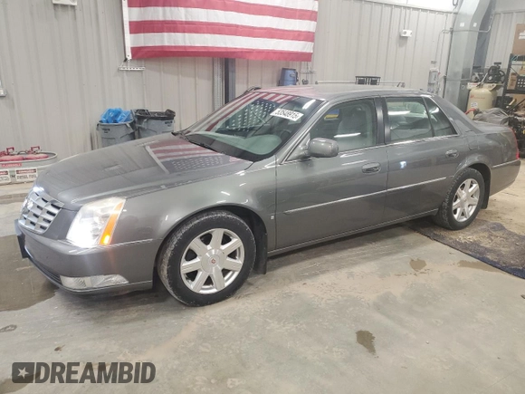 2008 Cadillac DTS 1SA z VIN 1G6KD57Y78U107110, wystawiony jako Copart lot #53548915 z przebiegiem 66 065 mil mil oraz Tytuł czysty. Historia ofert i sprzedaży dostępna na DreamBid. Obrazek 1.