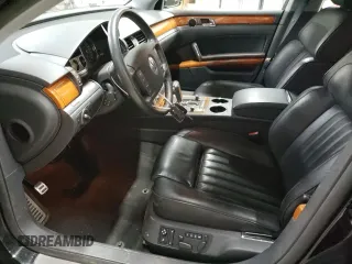 2004 Volkswagen Phaeton V8 z VIN WVWAF63D048011110, wystawiony jako Copart lot #66467834 z przebiegiem 138 229 mil mil oraz Tytuł czysty. Historia ofert i sprzedaży dostępna na DreamBid. Obrazek 7.