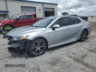 2020 Toyota Camry SE z VIN 4T1G11AK3LU928461, wystawiony jako Copart lot #56128885 z przebiegiem 103 559 mil mil oraz Szkoda całkowita • Salvage title. Historia ofert i sprzedaży dostępna na DreamBid. Obrazek 1.