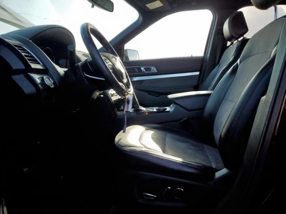 2017 Ford Explorer XLT z VIN 1FM5K7D88HGD96198, wystawiony jako Copart lot #64173105 z przebiegiem 137 081 mil mil oraz Szkoda całkowita • Salvage title. Historia ofert i sprzedaży dostępna na DreamBid. Obrazek 7.