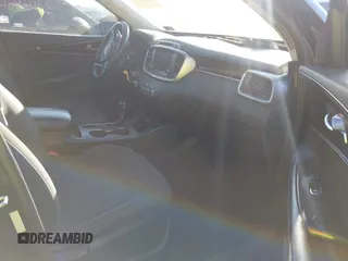 2018 Kia Sorento LX z VIN 5XYPG4A39JG385905, wystawiony jako IAAI lot #40936433 z przebiegiem 116 080 mil mil oraz . Historia ofert i sprzedaży dostępna na DreamBid. Obrazek 5.