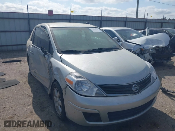 2008 Nissan Versa S z VIN 3N1BC11E68L405992, wystawiony jako IAAI lot #42060826 z przebiegiem 142 956 mil mil oraz . Historia ofert i sprzedaży dostępna na DreamBid. Obrazek 1.