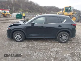 2023 Mazda CX-5 S Carbon Edition z VIN JM3KFBCM9P0130796, wystawiony jako IAAI lot #41956104 z przebiegiem 21 796 mil mil oraz . Historia ofert i sprzedaży dostępna na DreamBid. Obrazek 14.