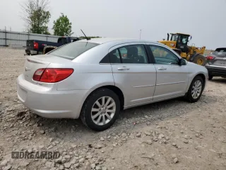 2010 Chrysler Sebring Limited z VIN 1C3CC5FB0AN233881, wystawiony jako Copart lot #58819005 z przebiegiem 162 152 mil mil oraz Nie do naprawy • Non repairable. Historia ofert i sprzedaży dostępna na DreamBid. Obrazek 3.