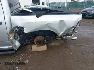 2017 Ram 1500 Express z VIN 3C6RR7KT0HG793912, wystawiony jako IAAI lot #42117201 z przebiegiem 111 728 mil mil oraz . Historia ofert i sprzedaży dostępna na DreamBid. Obrazek 6.
