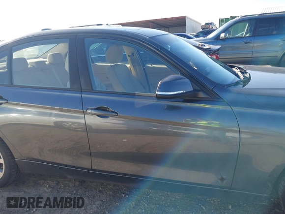 2016 BMW 3 Series 320i xDrive z VIN WBA8A3C54GK688539, wystawiony jako IAAI lot #41367993 z przebiegiem 56 419 mil mil oraz . Historia ofert i sprzedaży dostępna na DreamBid. Obrazek 14.