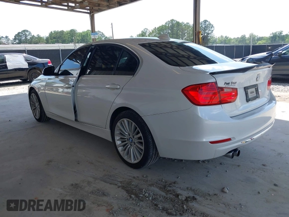 2013 BMW 3 Series 328i с VIN WBA3A5G58DNP19818, выставлен на аукционе IAAI как лот 42315026 с пробегом 133 510 миль миль и . История ставок и продаж доступна на DreamBid. Изображение 3.