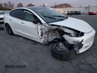 2022 Tesla Model 3 z VIN 5YJ3E1EA6NF237977, wystawiony jako Copart lot #84755374 z przebiegiem 54 645 mil mil oraz Szkoda całkowita • Salvage title. Historia ofert i sprzedaży dostępna na DreamBid. Obrazek 4.