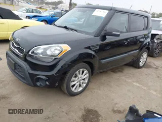 2013 Kia Soul + z VIN KNDJT2A66D7569863, wystawiony jako IAAI lot #42107481 z przebiegiem 101 780 mil mil oraz . Historia ofert i sprzedaży dostępna na DreamBid. Obrazek 2.