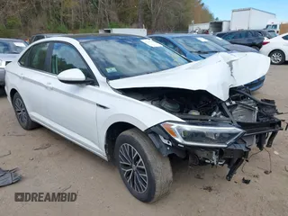 2019 Volkswagen Jetta SEL z VIN 3VWE57BU7KM264717, wystawiony jako IAAI lot #42147742 z przebiegiem 130 927 mil mil oraz . Historia ofert i sprzedaży dostępna na DreamBid. Obrazek 1.