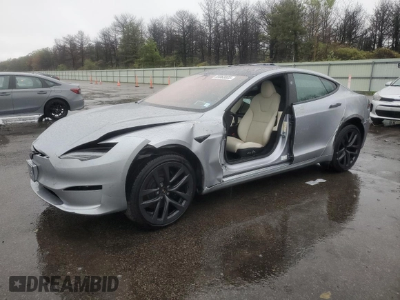 2024 Tesla Model S z VIN 5YJSA1E53RF542174, wystawiony jako Copart lot #55063885 z przebiegiem 4 751 mil mil oraz Szkoda całkowita • Salvage title. Historia ofert i sprzedaży dostępna na DreamBid. Obrazek 1.
