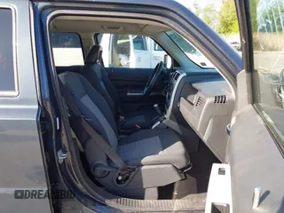 2008 Jeep Patriot Sport z VIN 1J8FT28WX8D519480, wystawiony jako IAAI lot #42119775 z przebiegiem 162 594 mil mil oraz . Historia ofert i sprzedaży dostępna na DreamBid. Obrazek 5.