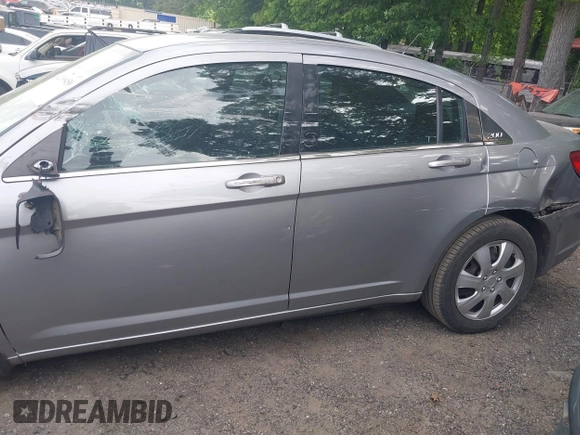 2014 Chrysler 200 LX z VIN 1C3CCBAB6EN211217, wystawiony jako IAAI lot #42169450 z przebiegiem 97 948 mil mil oraz . Historia ofert i sprzedaży dostępna na DreamBid. Obrazek 6.