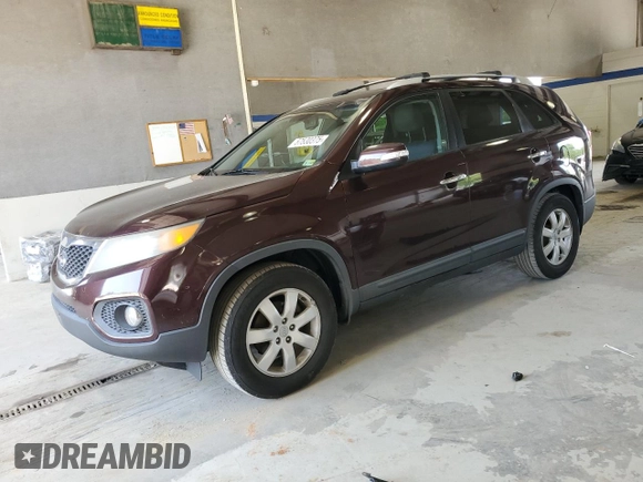2012 Kia Sorento LX z VIN 5XYKT4A60CG238343, wystawiony jako Copart lot #57530375 z przebiegiem 268 748 mil mil oraz Czysty tytuł • Clean title. Historia ofert i sprzedaży dostępna na DreamBid. Obrazek 1.