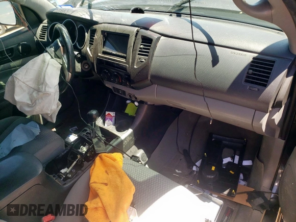 2013 Toyota Tacoma PreRunner z VIN 3TMJU4GN1DM139803, wystawiony jako Copart lot #57836825 z przebiegiem 138 899 mil mil oraz Szkoda całkowita • Salvage title. Historia ofert i sprzedaży dostępna na DreamBid. Obrazek 8.