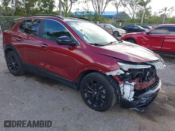 2024 Buick Encore GX Sport Touring z VIN KL4AMDSL2RB008247, wystawiony jako IAAI lot #41924176 z przebiegiem 7 663 mil mil oraz . Historia ofert i sprzedaży dostępna na DreamBid. Obrazek 1.