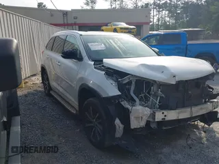 2018 Toyota Highlander SE z VIN 5TDKZRFH1JS540164, wystawiony jako IAAI lot #42140056 z przebiegiem Nie podano mil oraz . Historia ofert i sprzedaży dostępna na DreamBid. Obrazek 1.