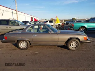 1981 Mercedes-Benz 380 SL z VIN WDBBA45A9BB002673, wystawiony jako IAAI lot #41403982 z przebiegiem 105 008 mil mil oraz . Historia ofert i sprzedaży dostępna na DreamBid. Obrazek 13.