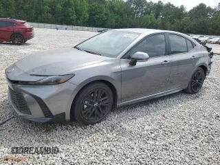 2025 Toyota Camry LE z VIN 4T1DAACK5SU581293, wystawiony jako Copart lot #54681335 z przebiegiem 5 160 mil mil oraz Szkoda całkowita • Salvage title. Historia ofert i sprzedaży dostępna na DreamBid. Obrazek 1.