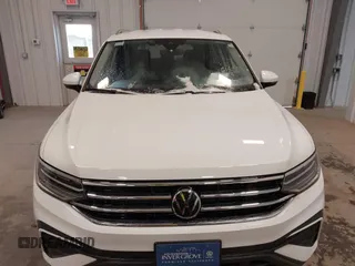 2024 Volkswagen Tiguan SE с VIN 3VV2B7AX0RM035320, выставлен на аукционе IAAI как лот 41922187 с пробегом 28 153 миль миль и . История ставок и продаж доступна на DreamBid. Изображение 11.
