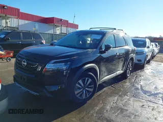 2023 Nissan Pathfinder SL z VIN 5N1DR3CCXPC231961, wystawiony jako IAAI lot #41375091 z przebiegiem 24 314 mil mil oraz . Historia ofert i sprzedaży dostępna na DreamBid. Obrazek 19.