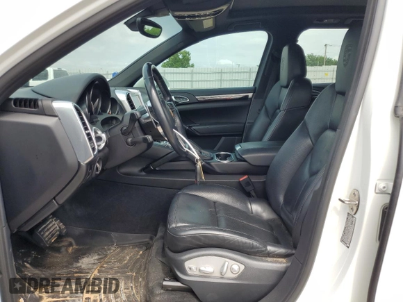 2017 Porsche Cayenne z VIN WP1AA2A22HKA92370, wystawiony jako Copart lot #61361295 z przebiegiem 86 204 mil mil oraz Szkoda całkowita • Salvage title. Historia ofert i sprzedaży dostępna na DreamBid. Obrazek 7.