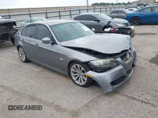 2011 BMW 3 Series 328i z VIN WBAPH7G52BNM56764, wystawiony jako IAAI lot #42325651 z przebiegiem 202 123 mil mil oraz . Historia ofert i sprzedaży dostępna na DreamBid. Obrazek 1.