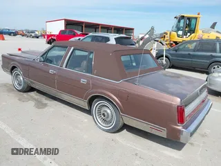 1988 Lincoln Town Car z VIN 1LNBM82F1JY730690, wystawiony jako IAAI lot #41749629 z przebiegiem 96 559 mil mil oraz . Historia ofert i sprzedaży dostępna na DreamBid. Obrazek 3.