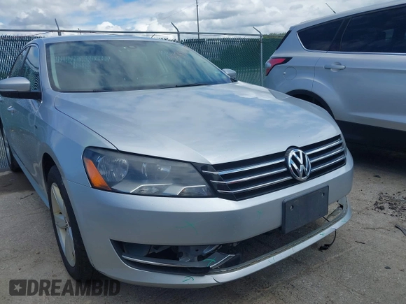 2015 Volkswagen Passat Wolfsburg Edition z VIN 1VWAT7A39FC096437, wystawiony jako IAAI lot #42343129 z przebiegiem 142 474 mil mil oraz . Historia ofert i sprzedaży dostępna na DreamBid. Obrazek 6.