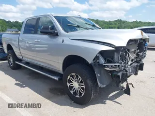 2018 Ram 2500 SLT z VIN 3C6UR5DL2JG300734, wystawiony jako IAAI lot #42277603 z przebiegiem 74 923 mil mil oraz . Historia ofert i sprzedaży dostępna na DreamBid. Obrazek 1.
