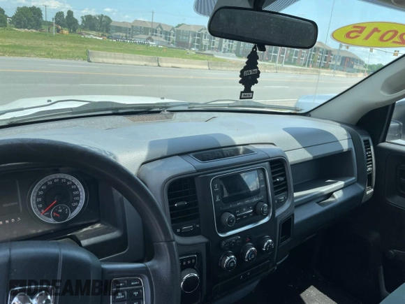2015 Ram 1500 Express z VIN 3C6JR6AGXFG687430, wystawiony jako Copart lot #59638345 z przebiegiem 86 438 mil mil oraz Czysty tytuł • Clean title. Historia ofert i sprzedaży dostępna na DreamBid. Obrazek 9.